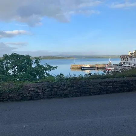 With A Harbour And Mountain View 公寓