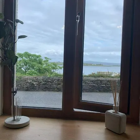 With A Harbour And Mountain View 아파트