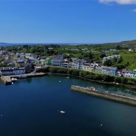 아파트 With A Harbour And Mountain View